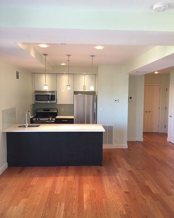 1st image of 2710 Hoyt Ave S #3