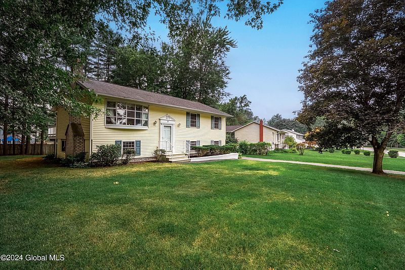 2nd image of 8 Apricot Court