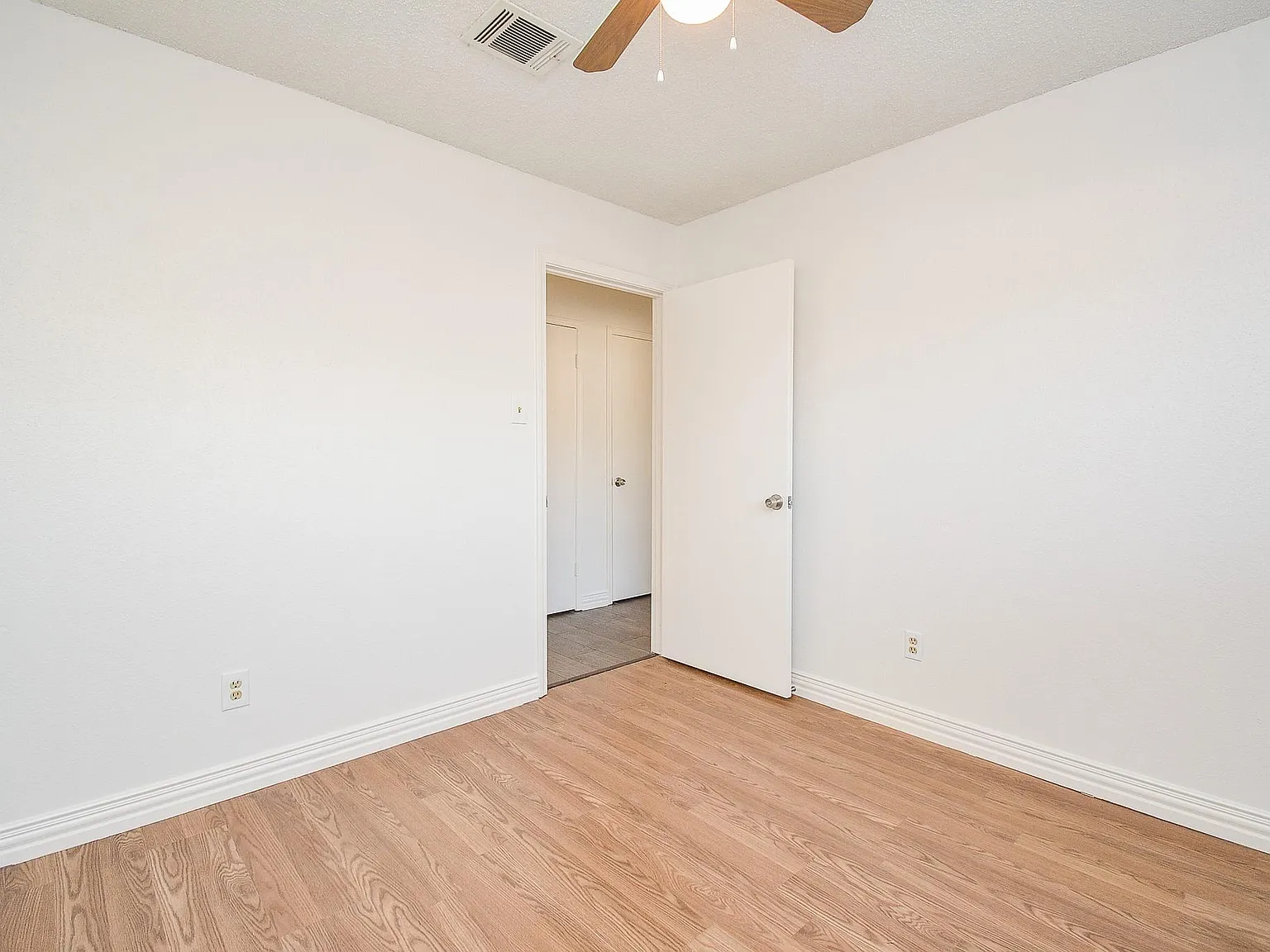 3 bed, 2.0 bath, 1405 sqft, $1,650 — Photo 3