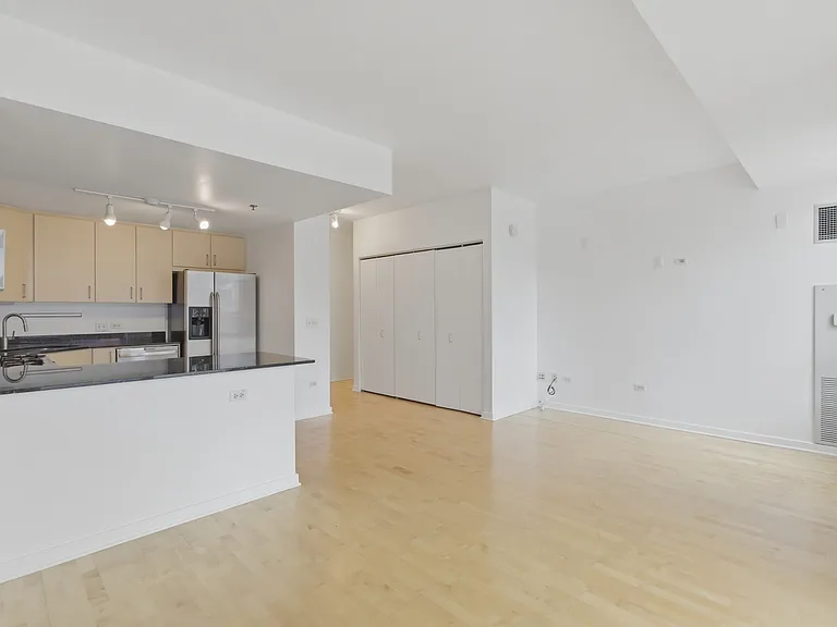 330 W Grand Ave #808 — Photo 5