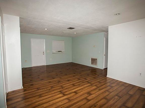 3rd image of 1605 Caroline Dr