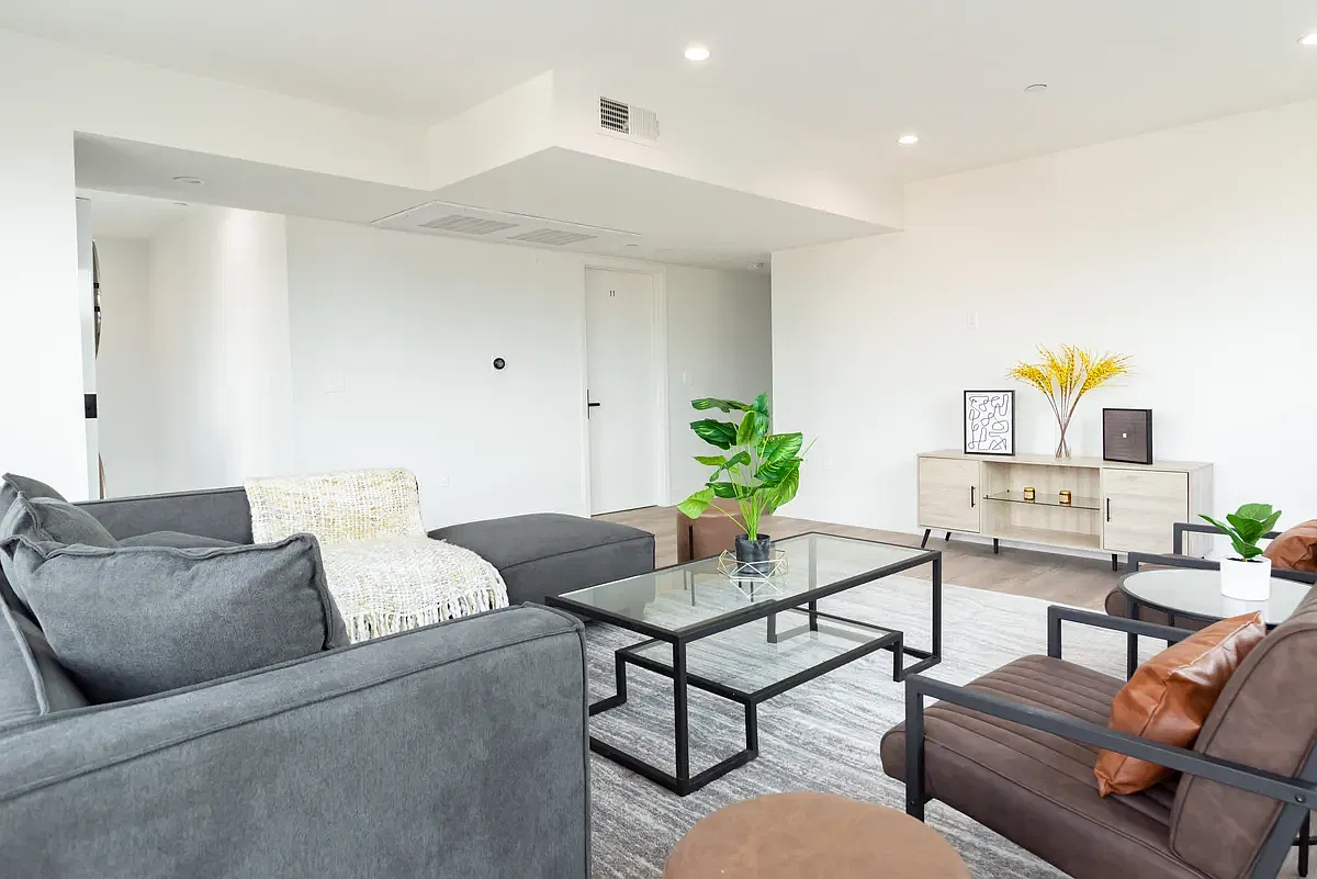 12 bed, 4267 sqft, $875 — Photo 2
