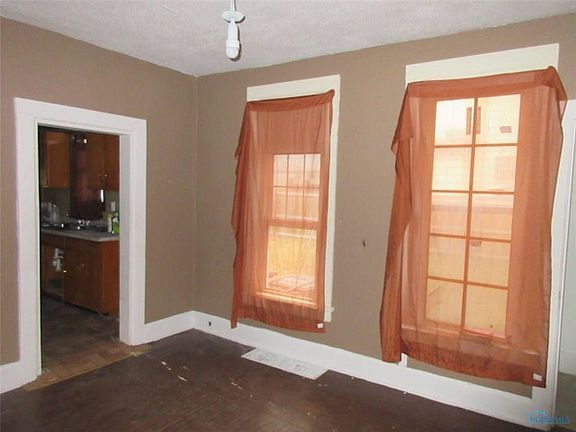 4th image of 826 Lorain St