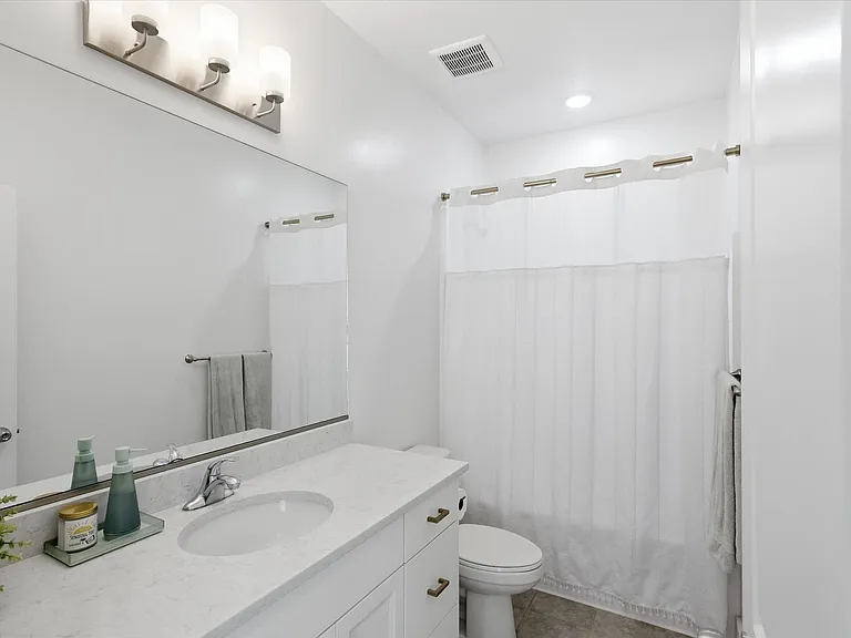 740 W 500 N — Photo 13