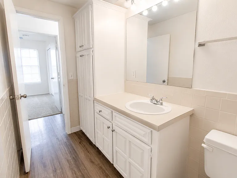 Cape Cod Apartments — Photo 37