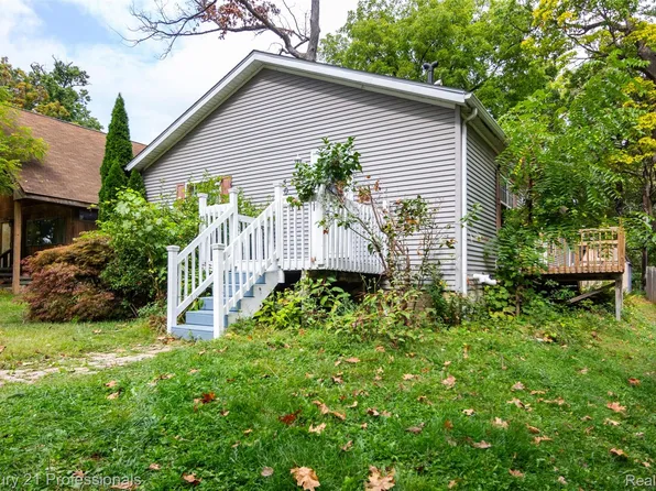 4080 Cass Elizabeth Rd, Waterford, MI 48328