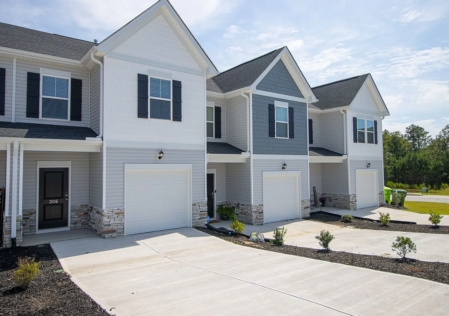 Beautiful 3-Bedroom Townhome with Modern Open-Concept Living — Photo 2