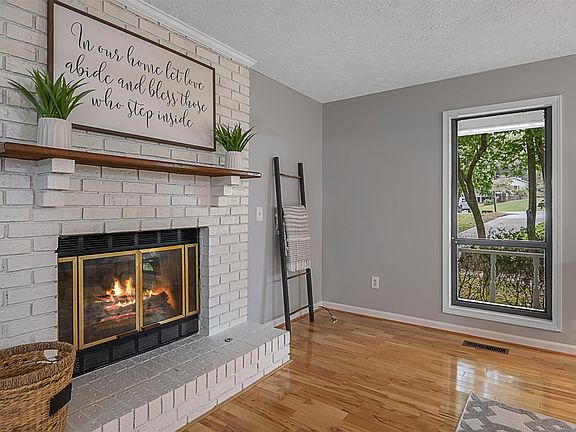 4th image of 2481 Annandale Dr