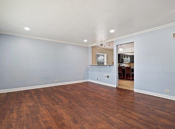 4th image of 10153 Pell St