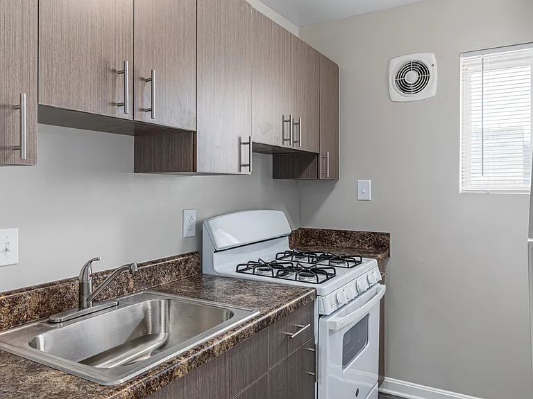 Regency Court Apartments — Photo 33