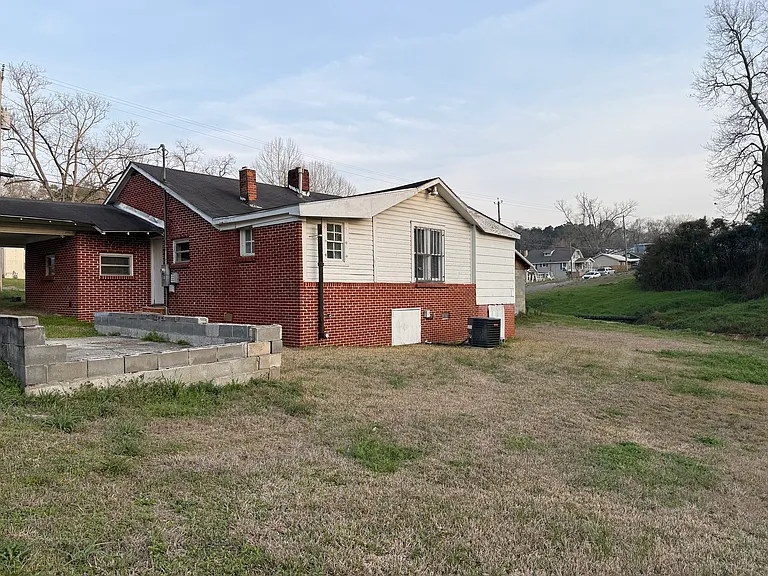 231 N Cotton St — Photo 20