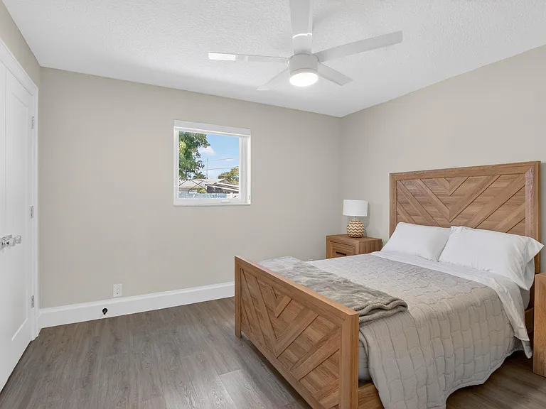 135 SE 28th Ct — Photo 41