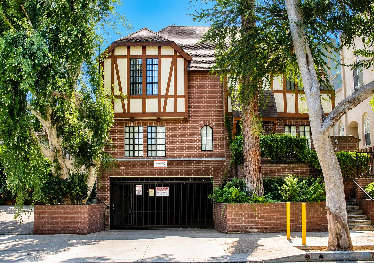 Charming Tudor-Style Apartments in Prime Sherman Oaks Location — Photo 3
