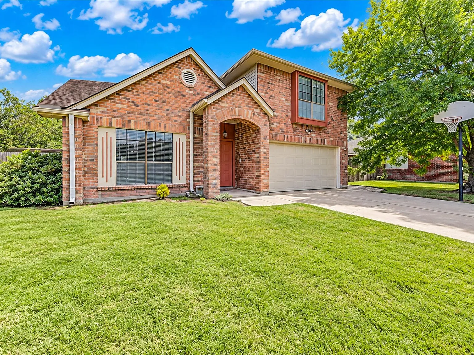 4 bed, 2.5 bath, 2528 sqft, $2,500 — Photo 1
