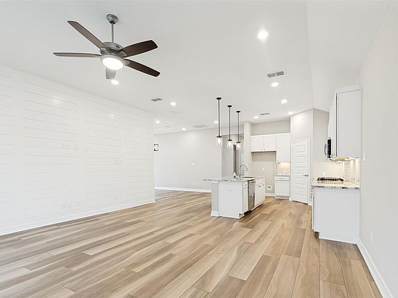 4th image of 29034 Meadow Terrace Dr