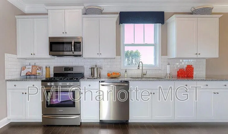 1120 Walbury Hl — Photo 9
