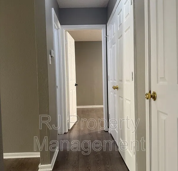 4817 Royal Run Dr — Photo 12