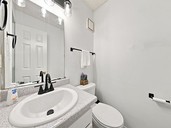 3rd image of 1711 E Walnut Lawn St #H