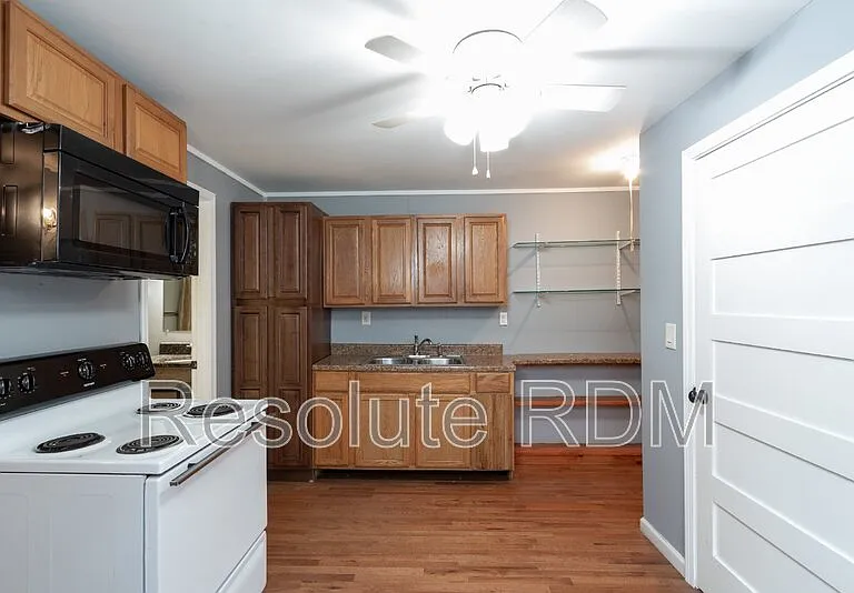 725 Lynn St — Photo 11