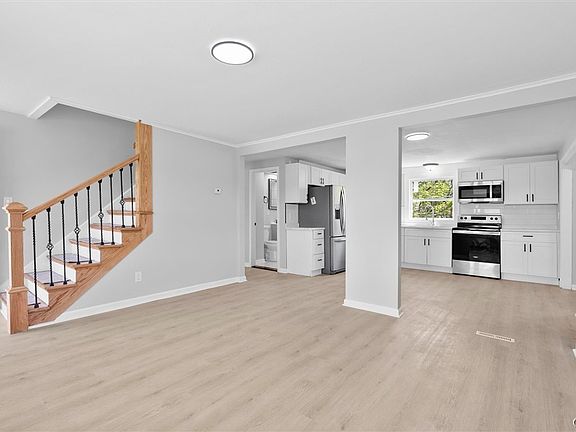 3rd image of 302 Hinsdale Rd