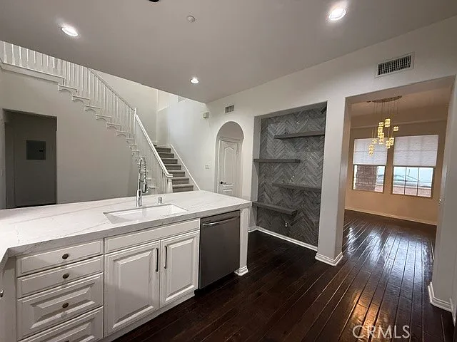 3 bed, 3.5 bath, 2305 sqft, $8,600 — Photo 3