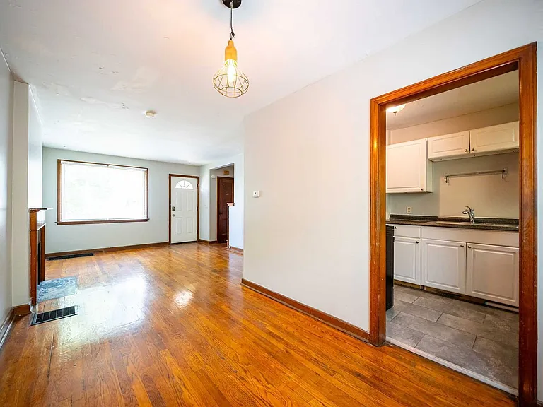 213 E Hudson St — Photo 3