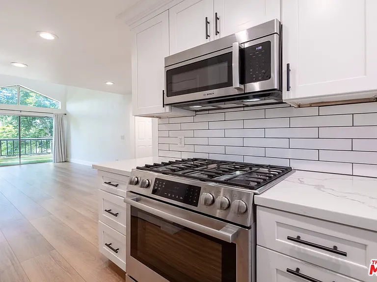 5500 Owensmouth Ave #328 — Photo 9