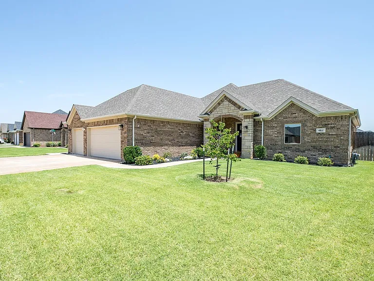 4811 Saddleback Ln — Photo 3