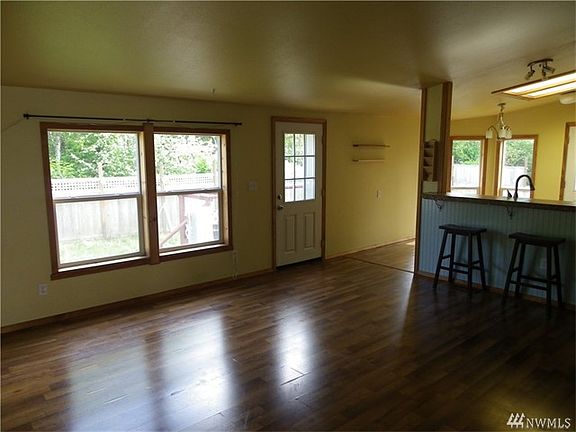 4th image of 601 Chenois Ave NE