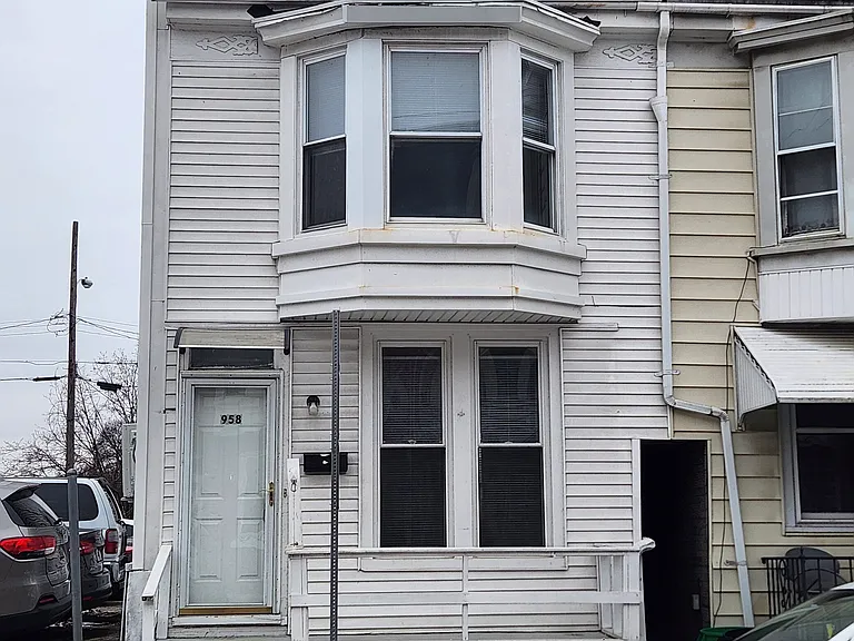 958 E Princess St — Photo 1