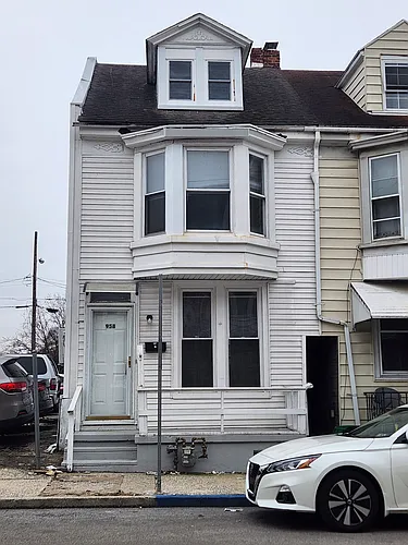 958 E Princess St Photo 1