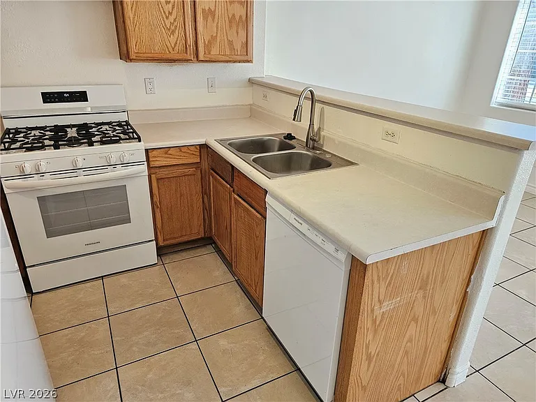 2521 Sierra Luna Ave #101 — Photo 8