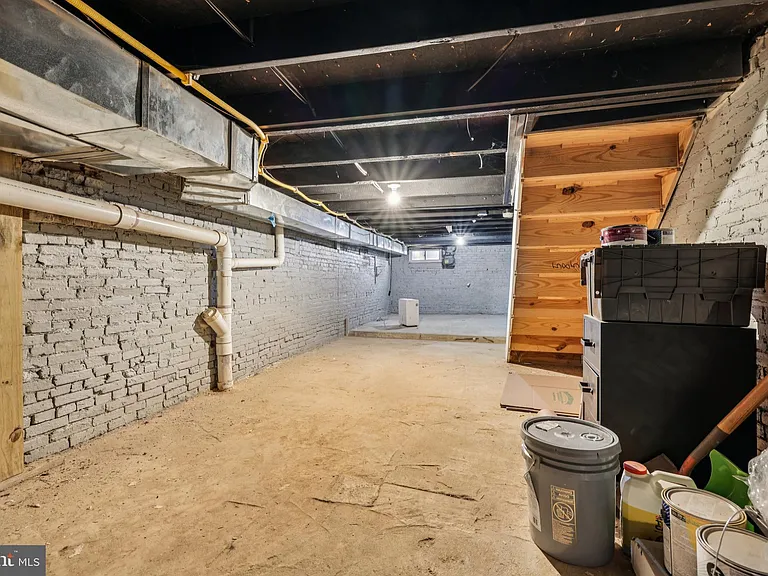 49 E Heath St — Photo 36