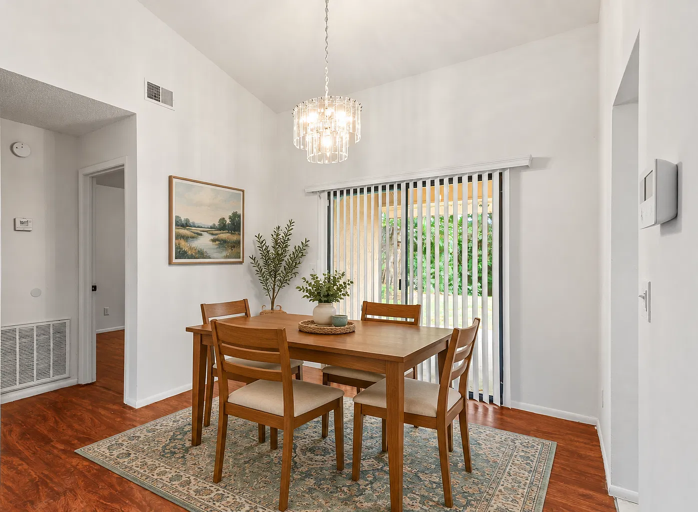 3 bed, 1255 sqft, $2,300 — Photo 3