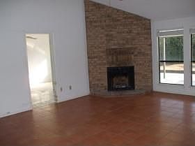 4th image of 916 Simon Dr