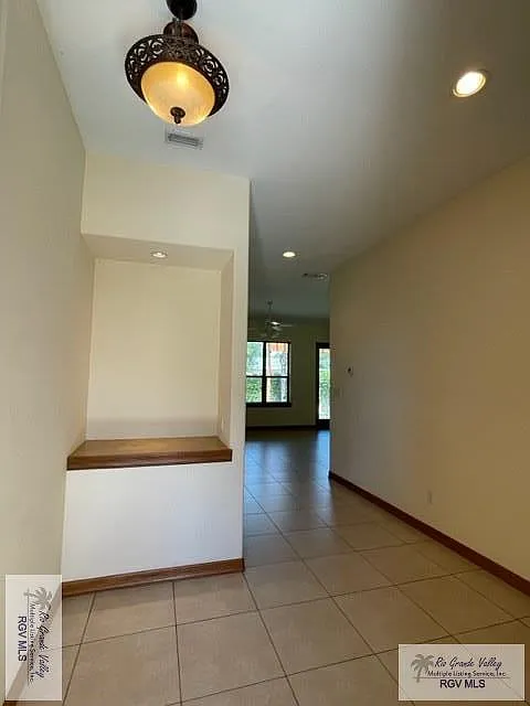 3 bed, 2.5 bath, 1975 sqft, $1,900 — Photo 4