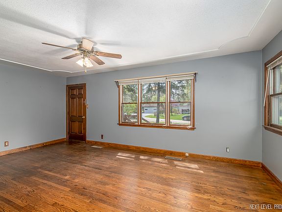 4th image of 711 Oakwood Dr