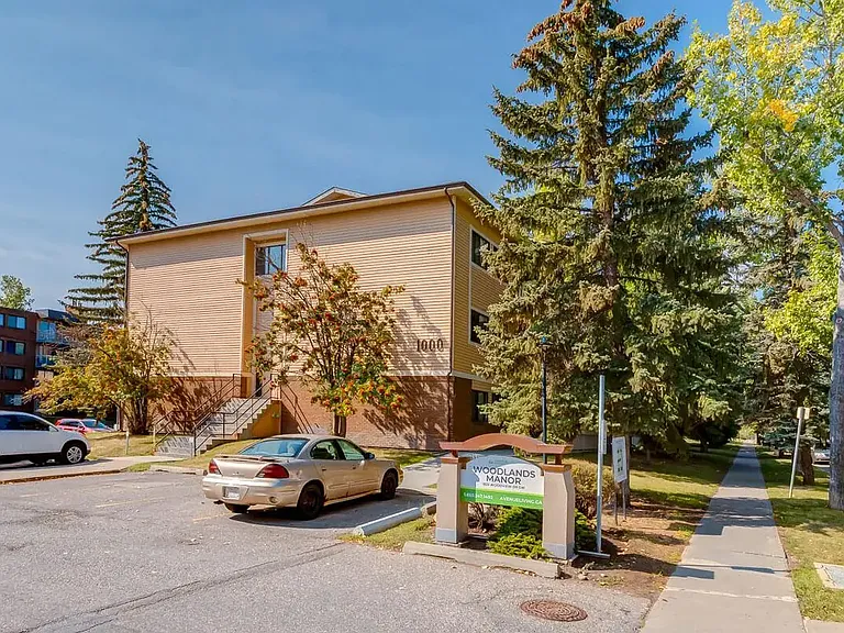 1825 Woodview Dr SW — Photo 43