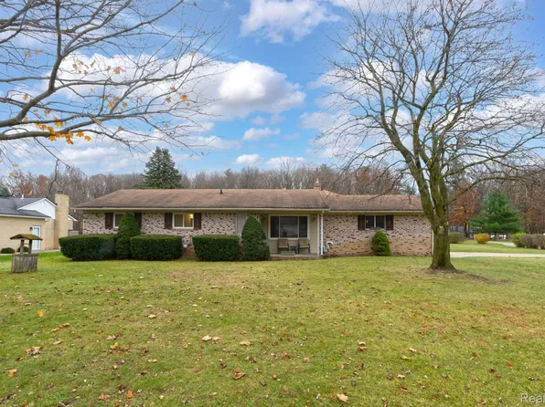 3711 Country View Dr, Oxford, MI 48371