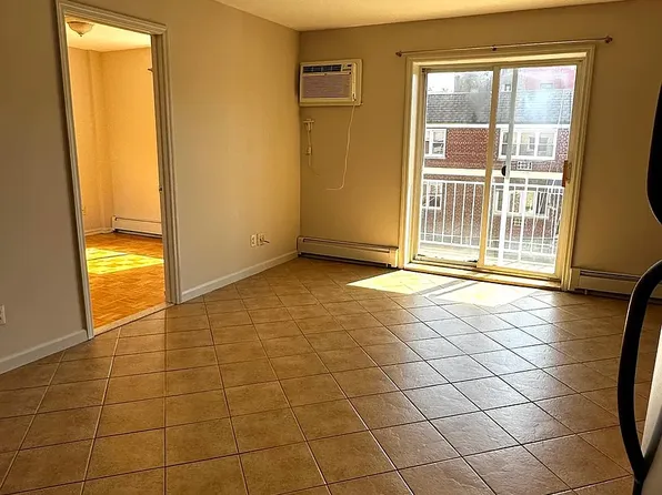 2522 14th Pl APT 2F, Astoria, NY 11102