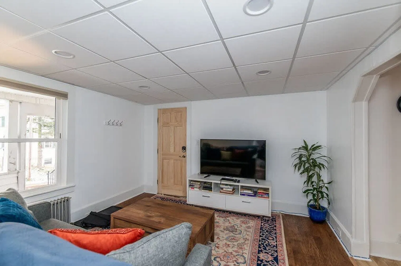 3 bed, 1.0 bath, 1194 sqft, $5,283 — Photo 4