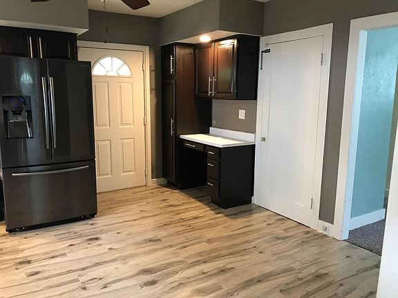 Newly remodeled eat-in kitchen