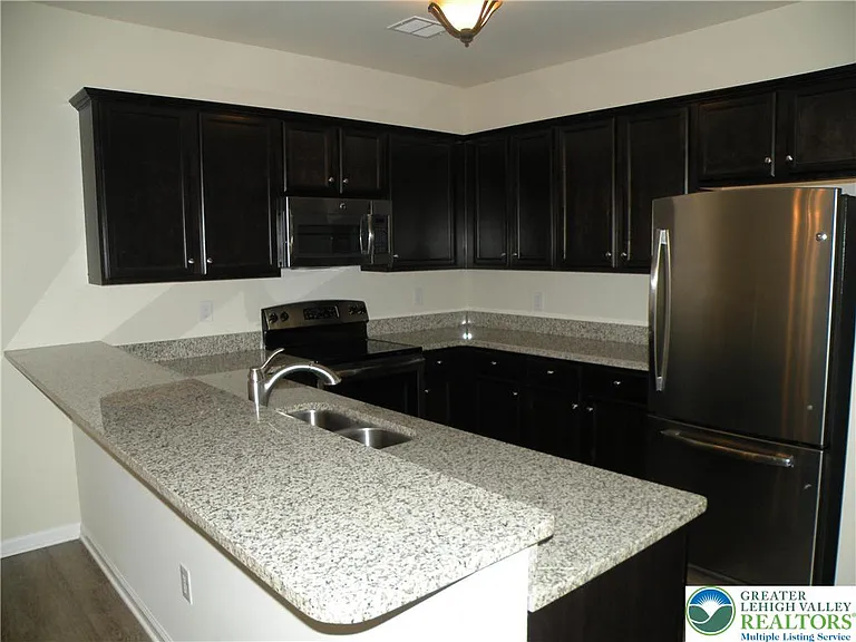 631 Linden St — Photo 2