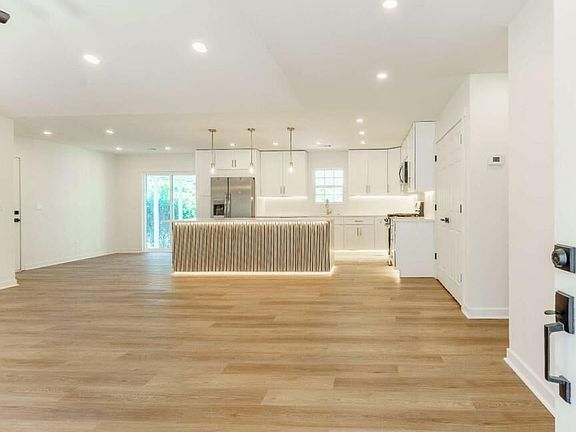 4th image of 216 Fairview Point
