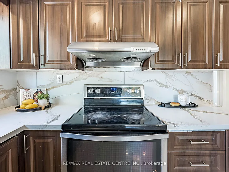 2 Milner Rd #MAIN FLOOR — Photo 20