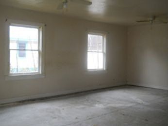 4th image of 401 W Avenue F