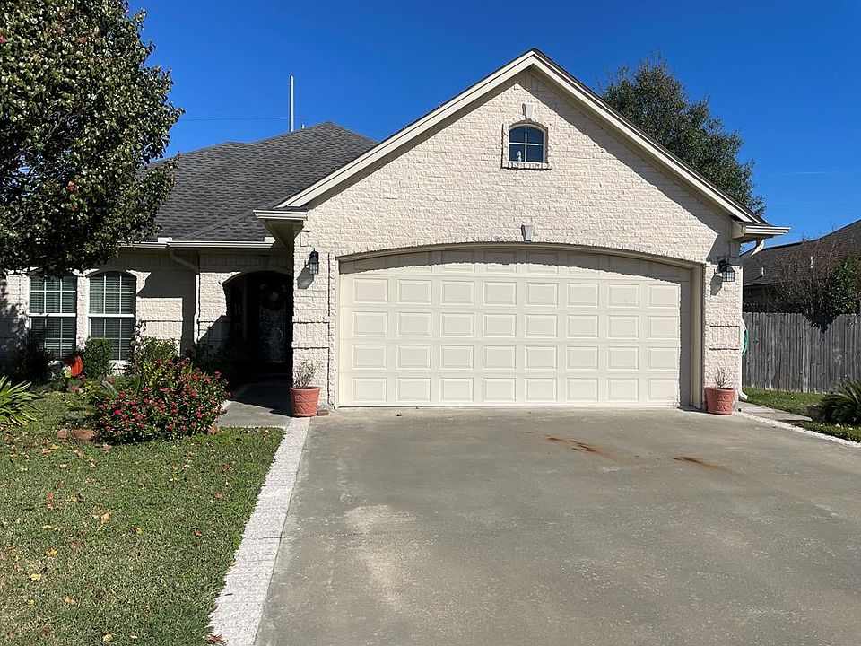1st image of 2824 Oxford Dr