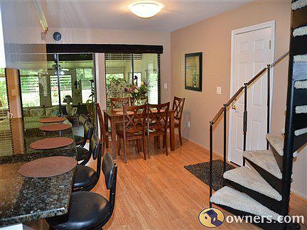 Kitchen Eating area w/bar/granite