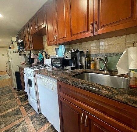 4th image of 126 E 7th St APT 2B