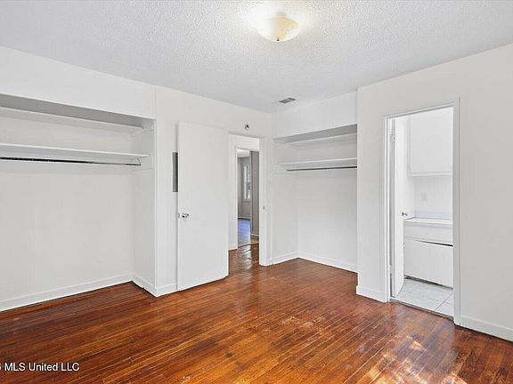 3rd image of 3058 Woodside Dr